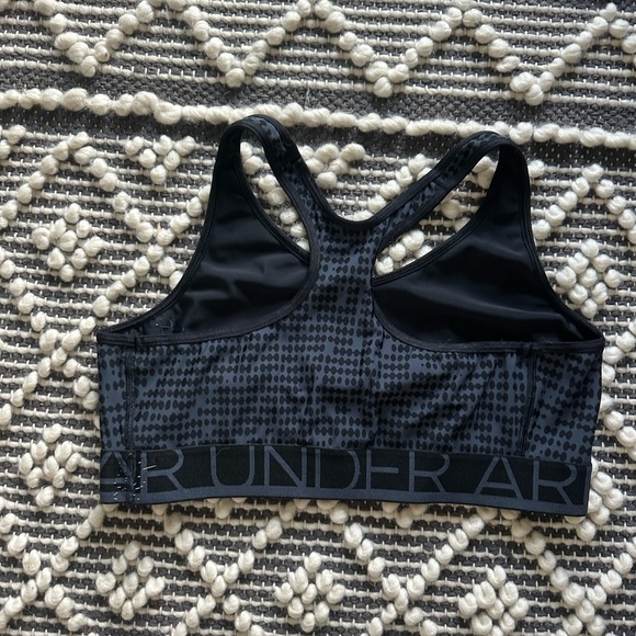 Under Armour Women's Armour Mid Crossback Printed Sports Bra in black and gray - Picture 2 of 3